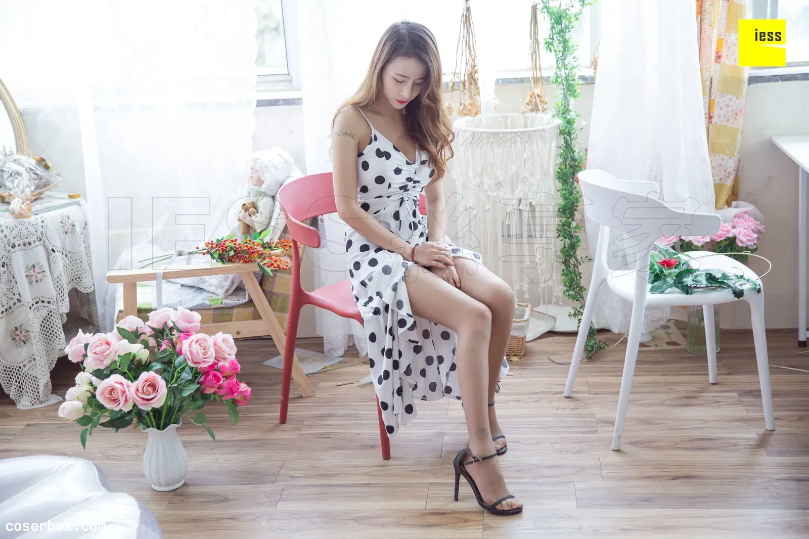 IESS异思趣向 2019.01.02 丝享家393：《波点裙一字扣咖啡丝》小韩 [82P-31M] [82P 32.86MB]