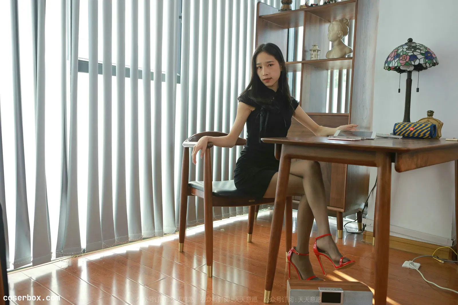 IESS异思趣向 2022.01.24 丝享家992：美子《办公桌下的红色》[106P／109MB] [106P 108.45MB]