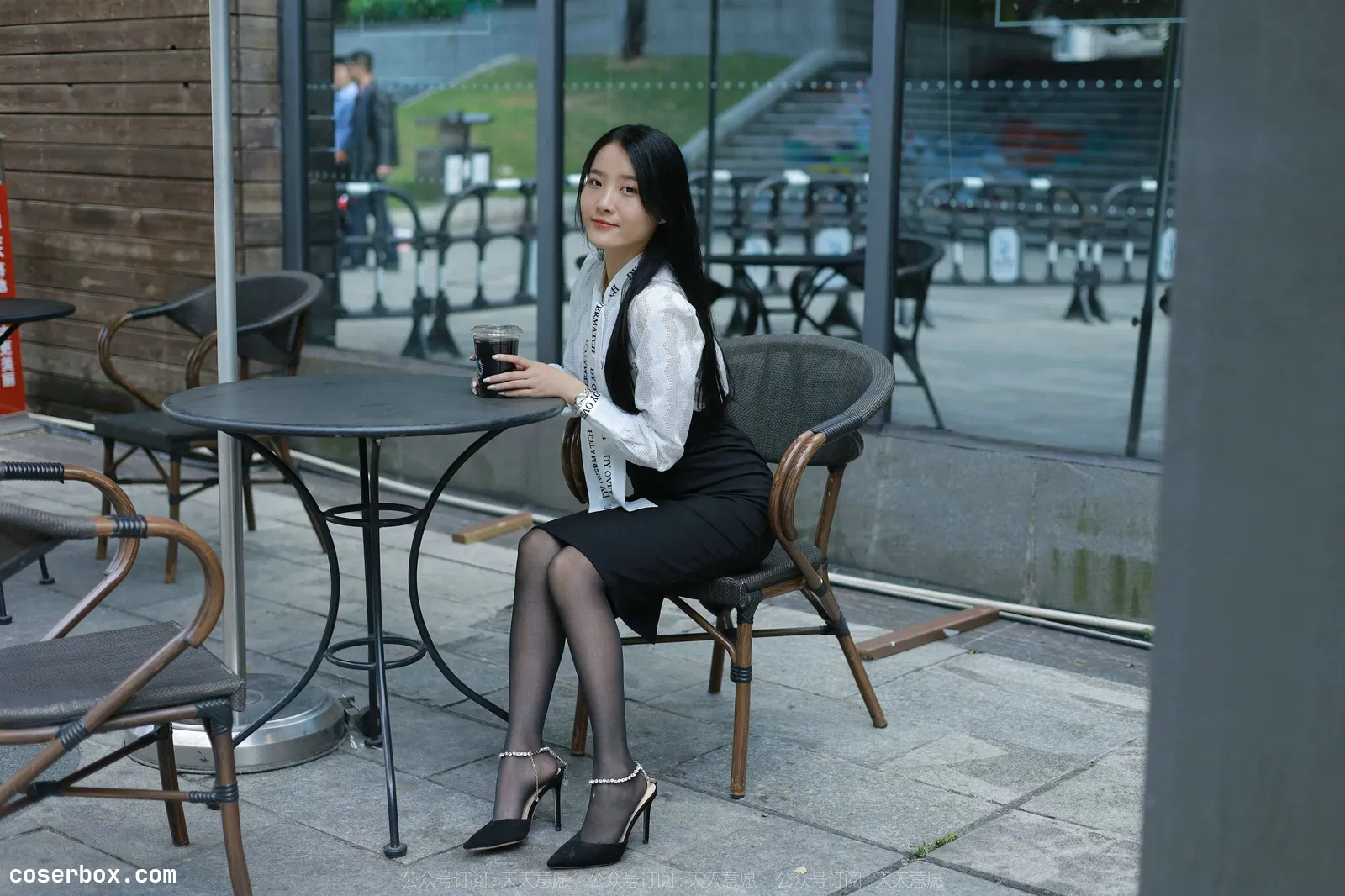 IESS异思趣向 2022.02.11 丝享家1002：婉萍《性感OL窄裙》[90P／105MB] [90P 104.91MB]