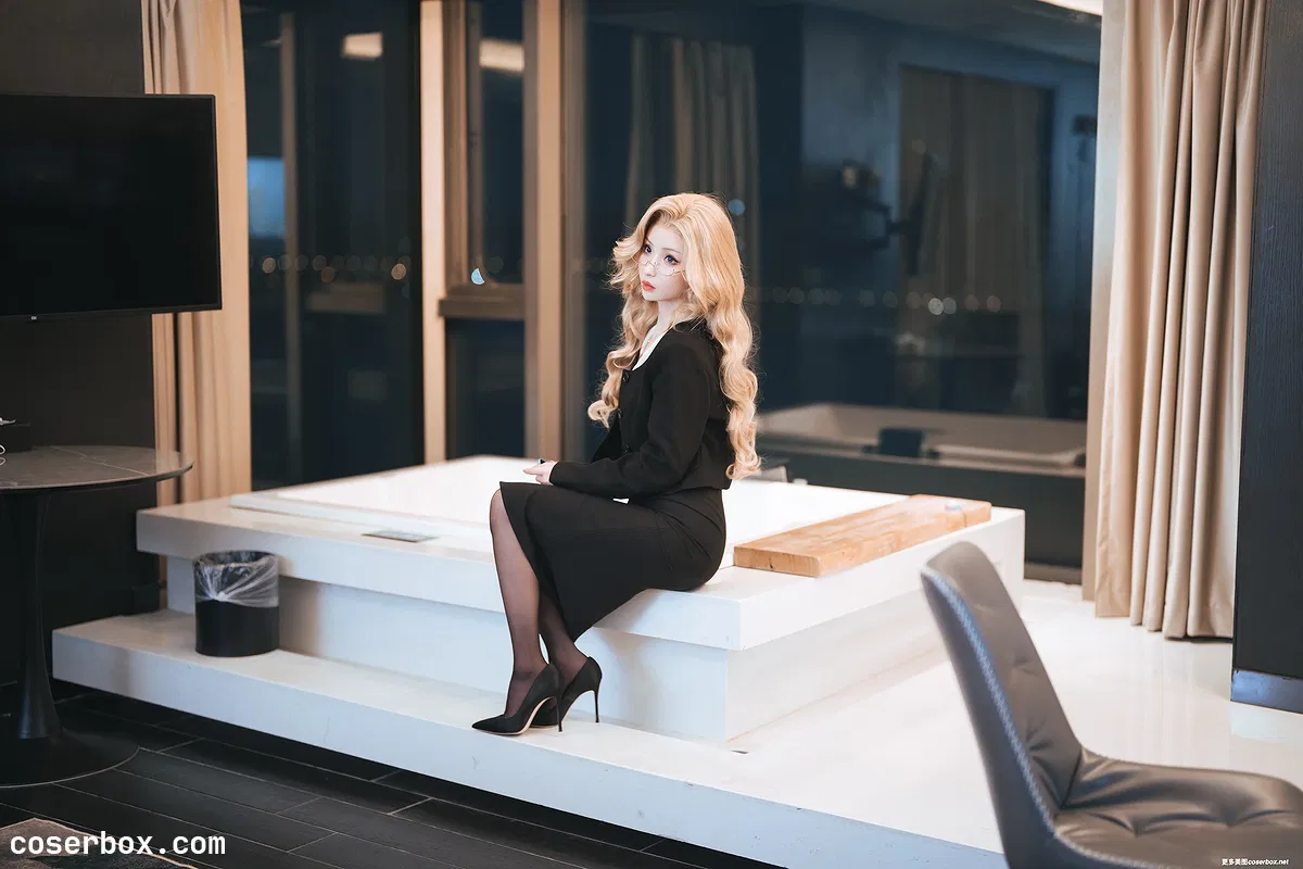 Rioko凉凉子(肉扣热热子) NO.108 面饼仙儿  女总裁 [80P 751.58MB] - 1