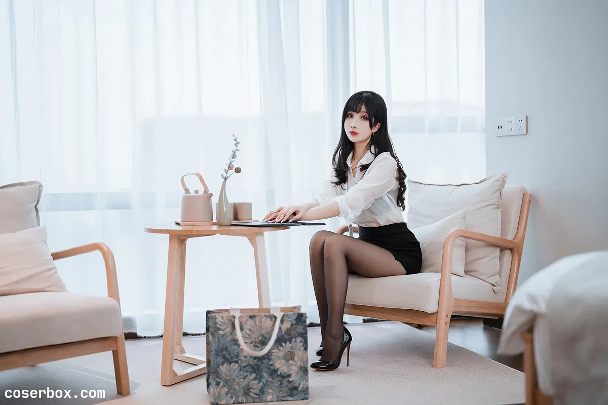 Rioko凉凉子(肉扣热热子) NO.092 &面饼仙儿《黑丝ol制服双人》 OL前辈 - 1