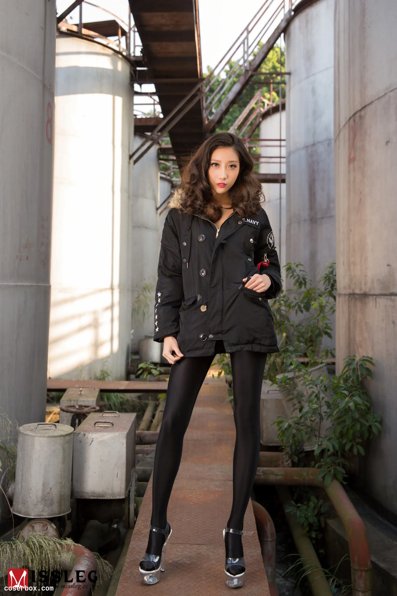 MISSLEG蜜丝 V008钻石户外系列V008 凌宝儿《HK416迷彩&黑色包裹下的紫》 [105P 382.3MB]