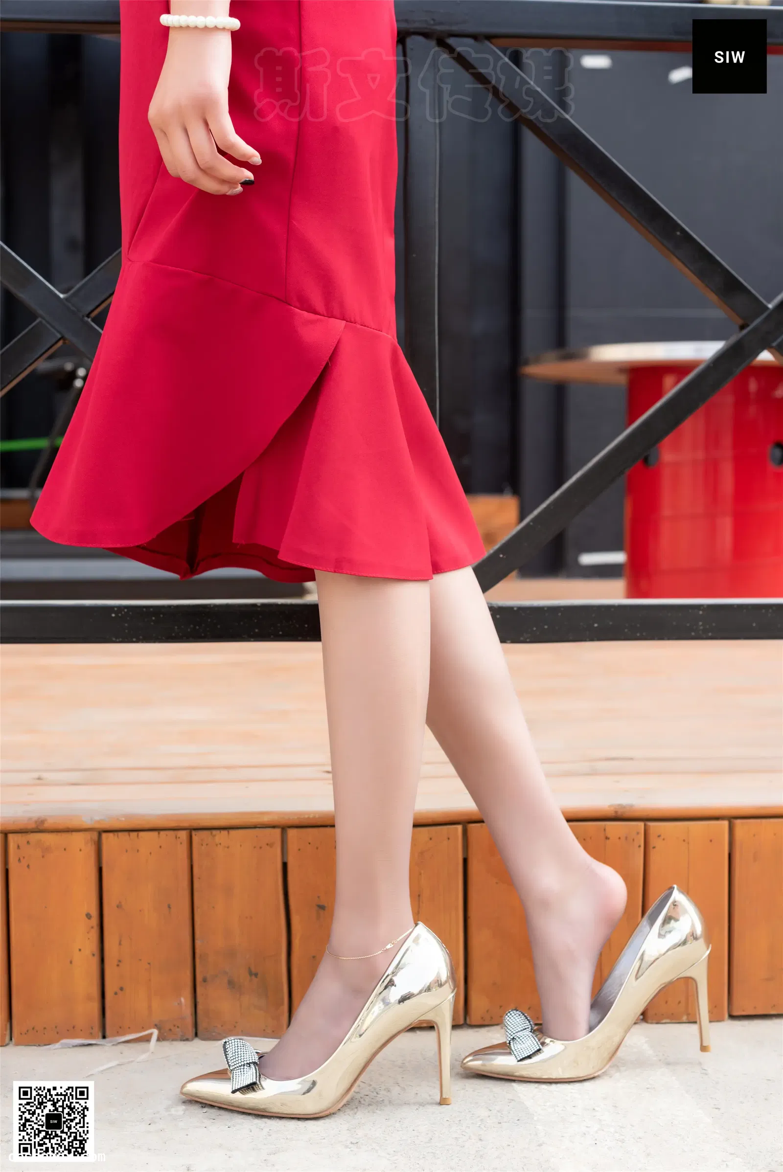 SIW斯文传媒 NO.047 火红立领七分袖别致鱼尾裙 - 新芳 [64P 153.0MB]