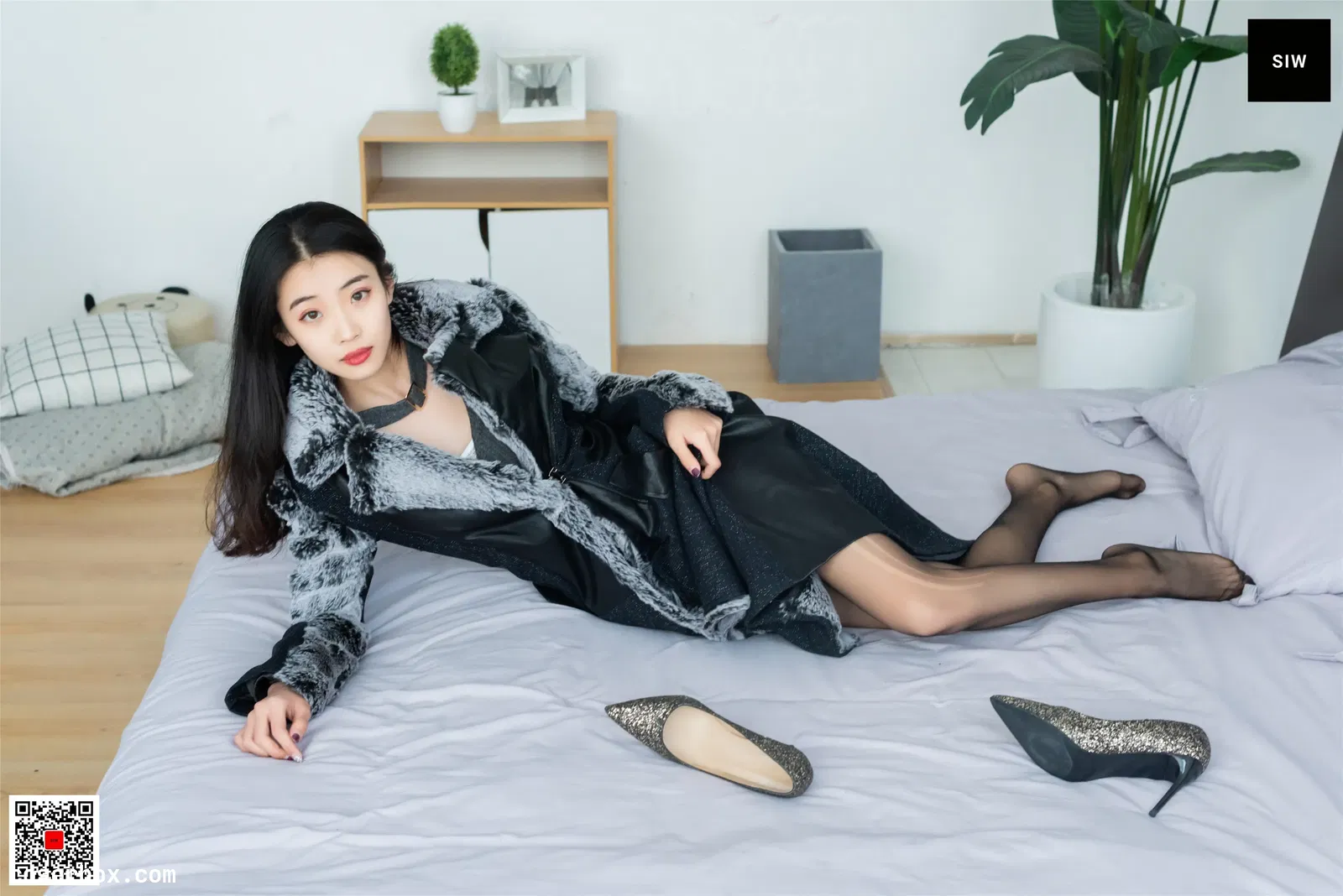 SIW斯文传媒 NO.085 蓉儿 翻毛领拼色毛呢仿皮华贵长款大衣 [63P 50.94MB]