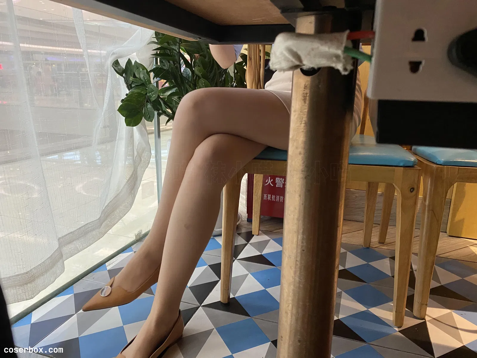 袜小喵 NO.233 悄悄跟上她 [90P 122.28MB]