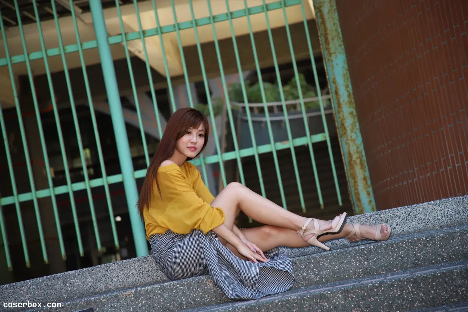 街拍丝足 NO.053 台湾腿模 凯蒂 裙摆摇 高跟美腿旅拍 [50P 81.94MB]