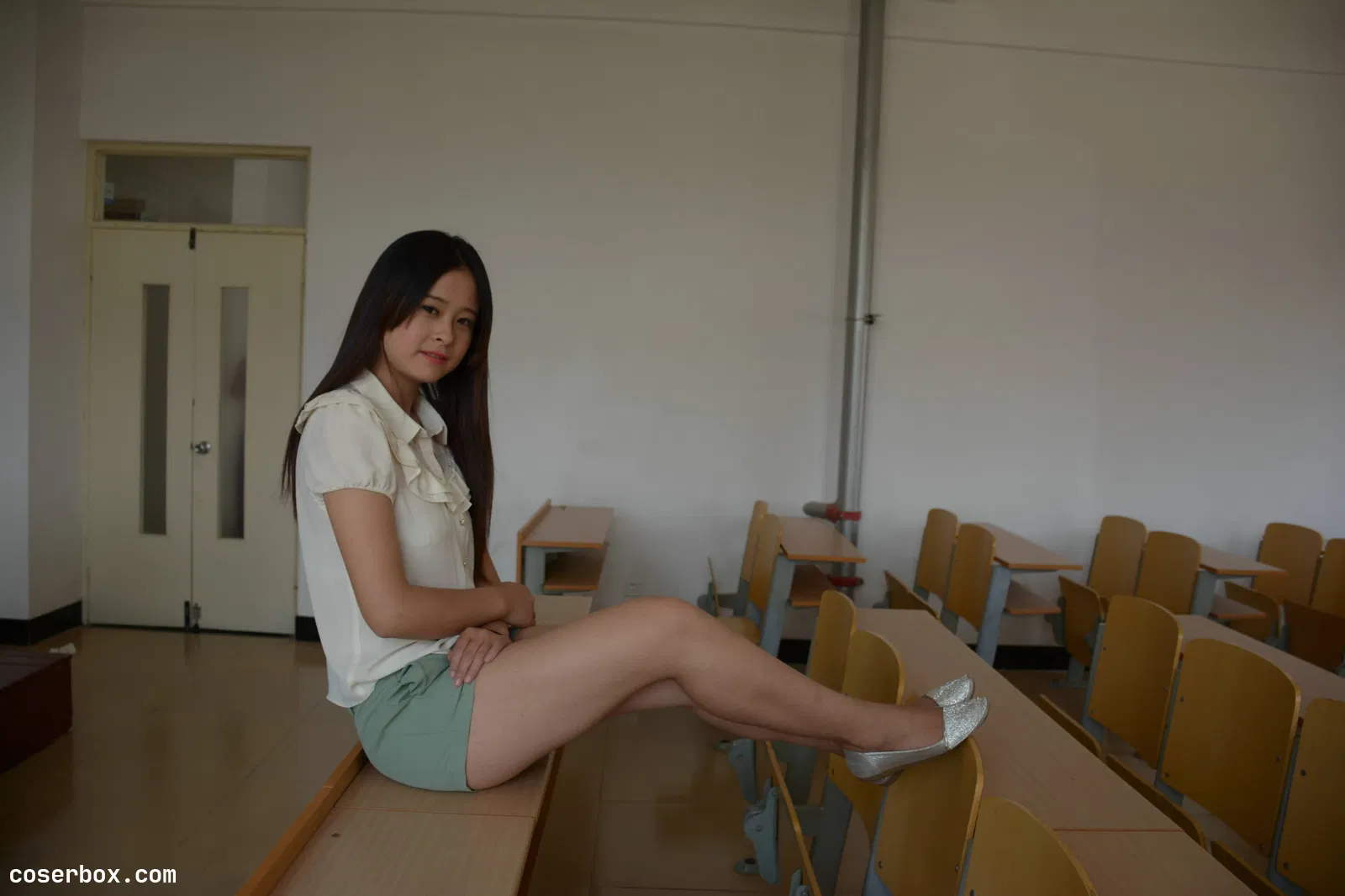 街拍丝足 NO.018 丰满的学姐在教师给你展示汗渍丝袜足底 [130P 139.24MB]