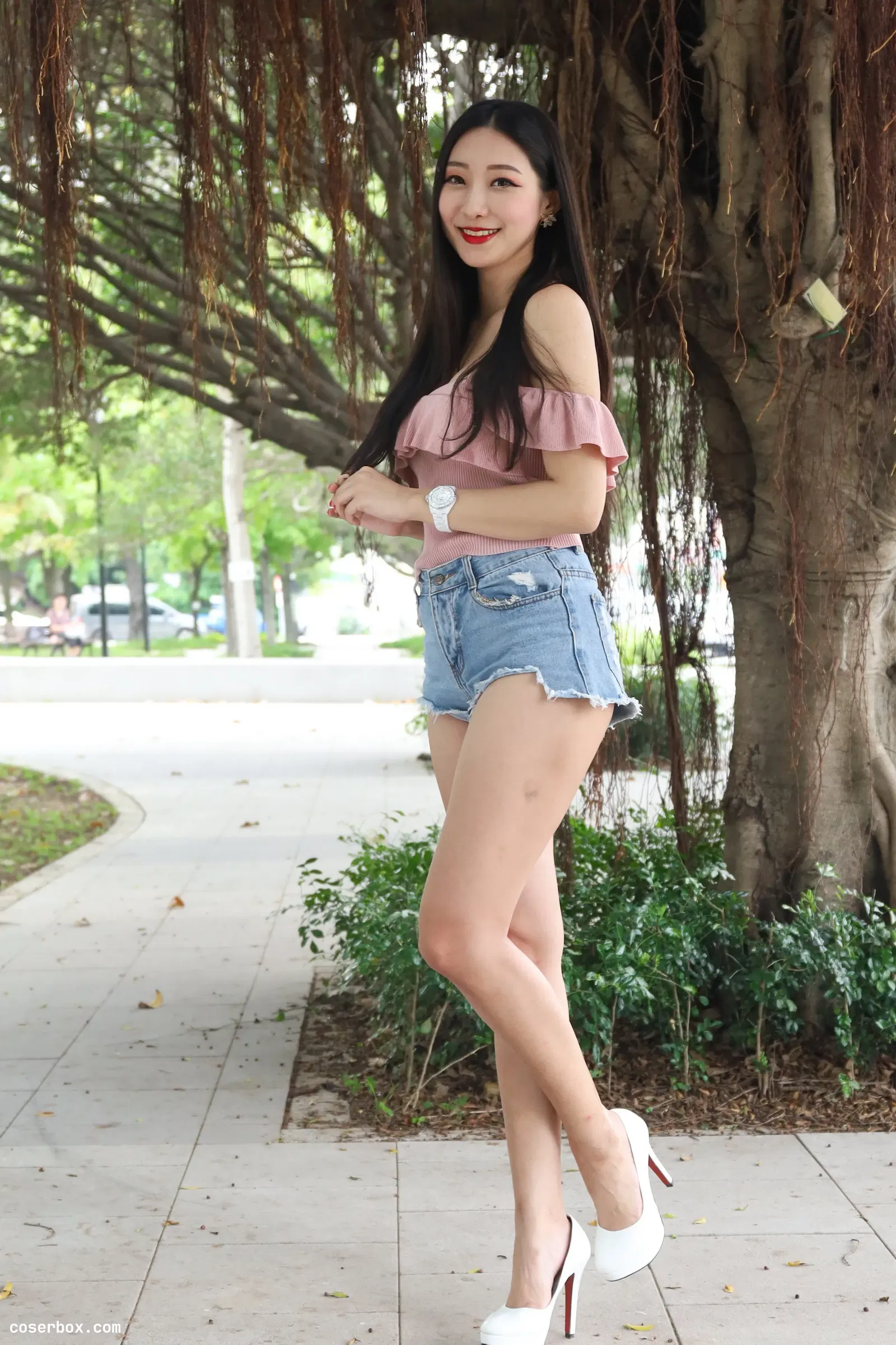 街拍丝足 NO.133 吴采婕 牛仔短裤高跟美腿 [54P 74.13MB]