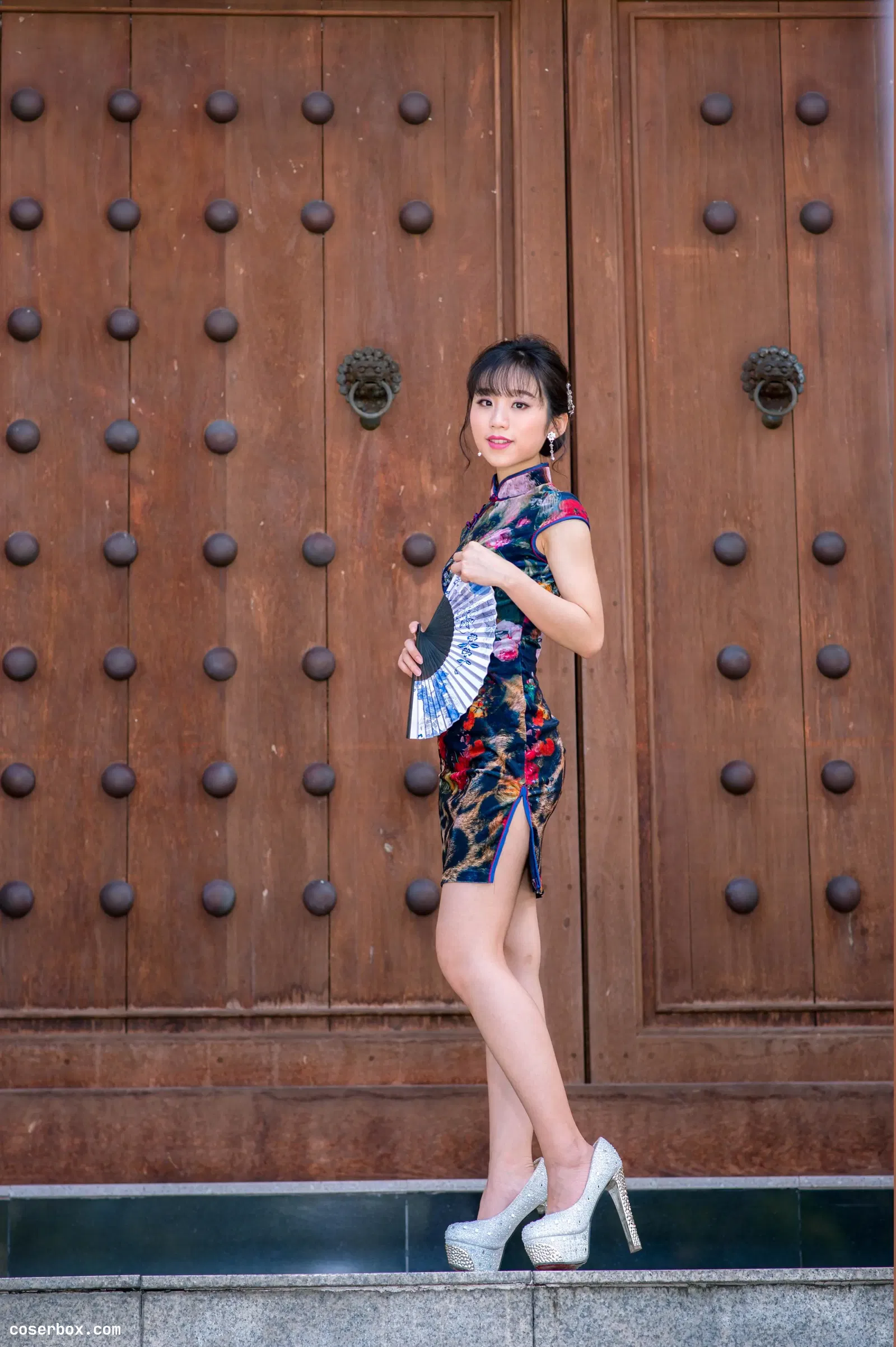 街拍丝足 NO.194 余宸 短旗袍高跟美腿[131P+204M] [131P 203.65MB]