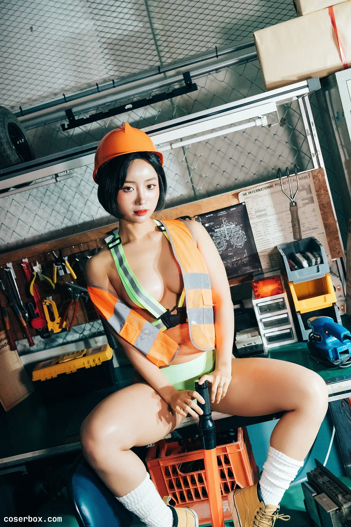 Loozy NO.109 Booty Queen Naked Worker part 01 [179P 1V 3.4GB] - 2