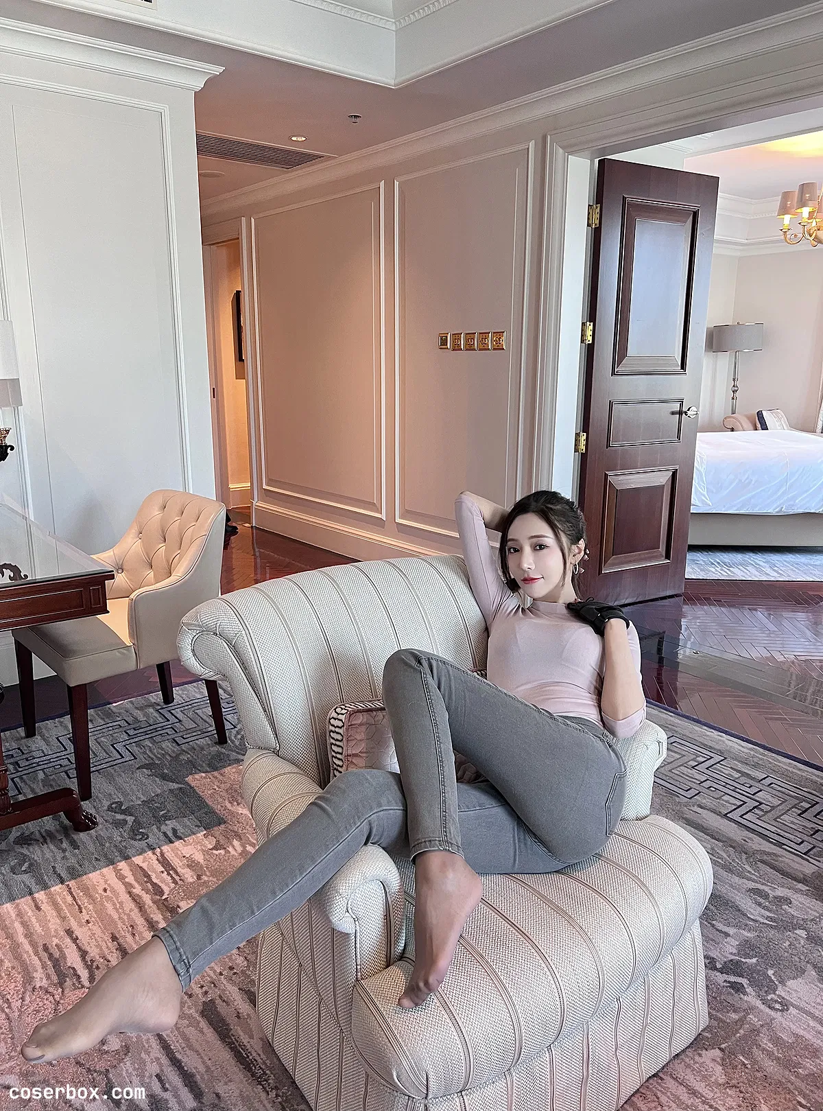 王馨瑶Yanni 2024.08.04 内购私拍 钓鱼灰色紧身牛仔裤 - 1