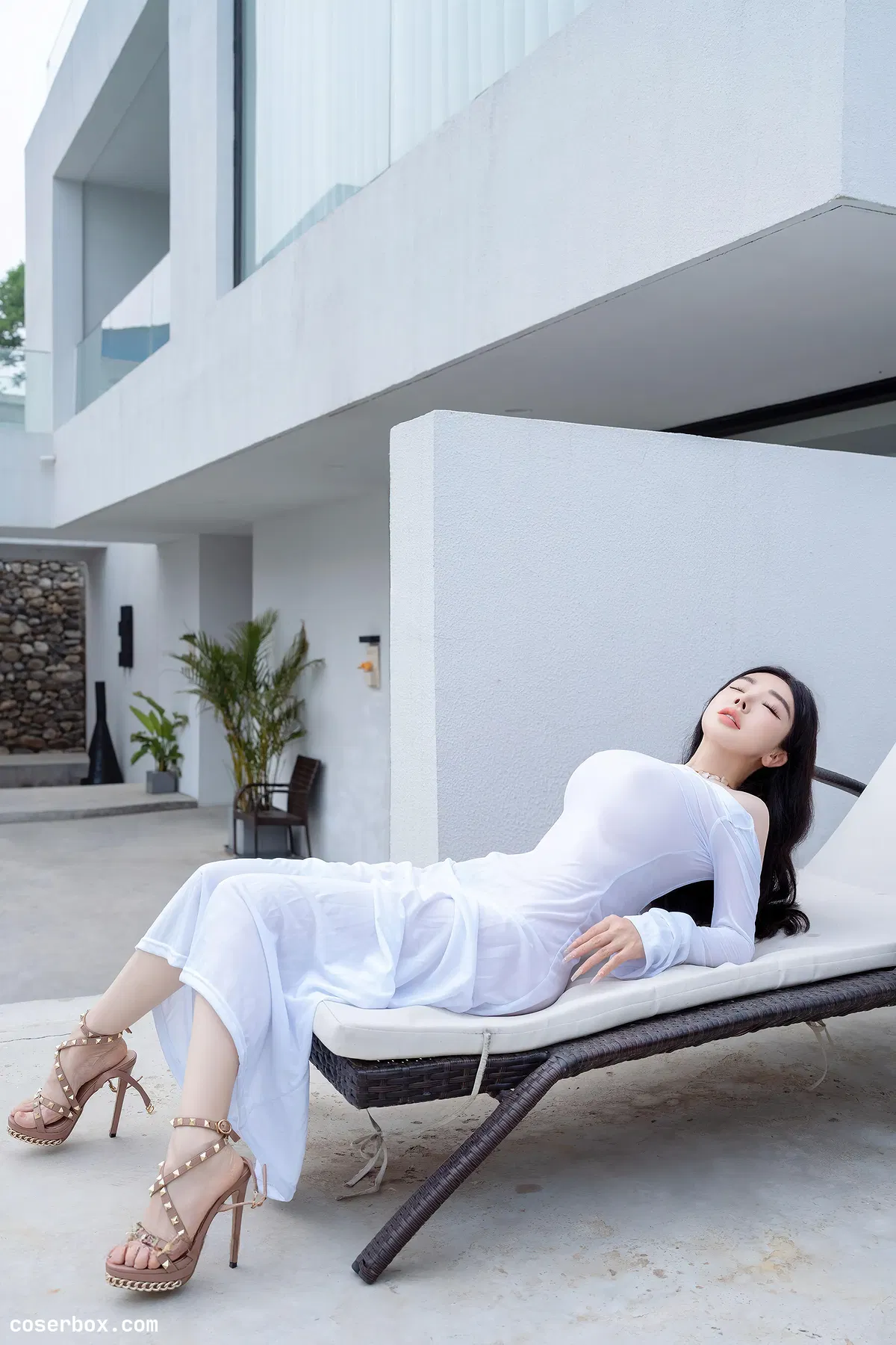 潘思沁 2025.08.13 内购私拍 庭院中的春色 清新版 - 2