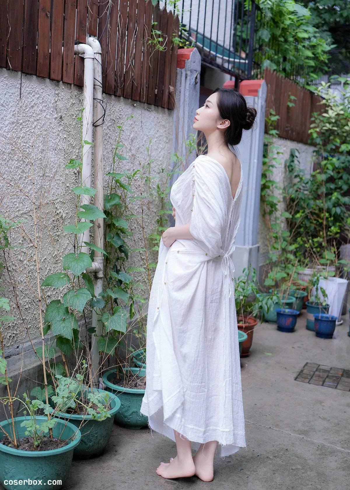 楠芝 2025.09.16 内购私拍 白长袍画家 - 1