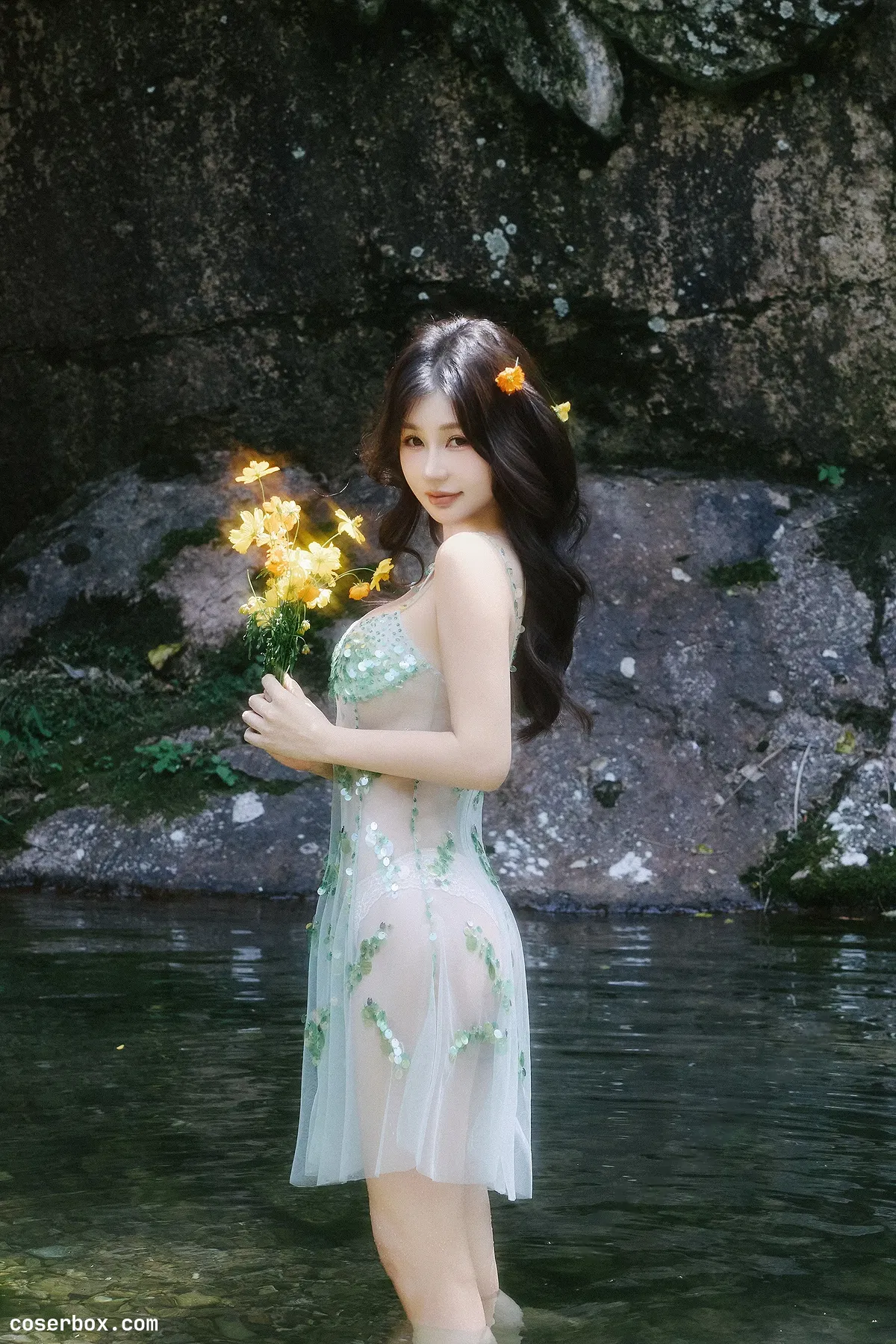 尹甜甜 2025.10.25 内购私拍 户外小溪边 - 1