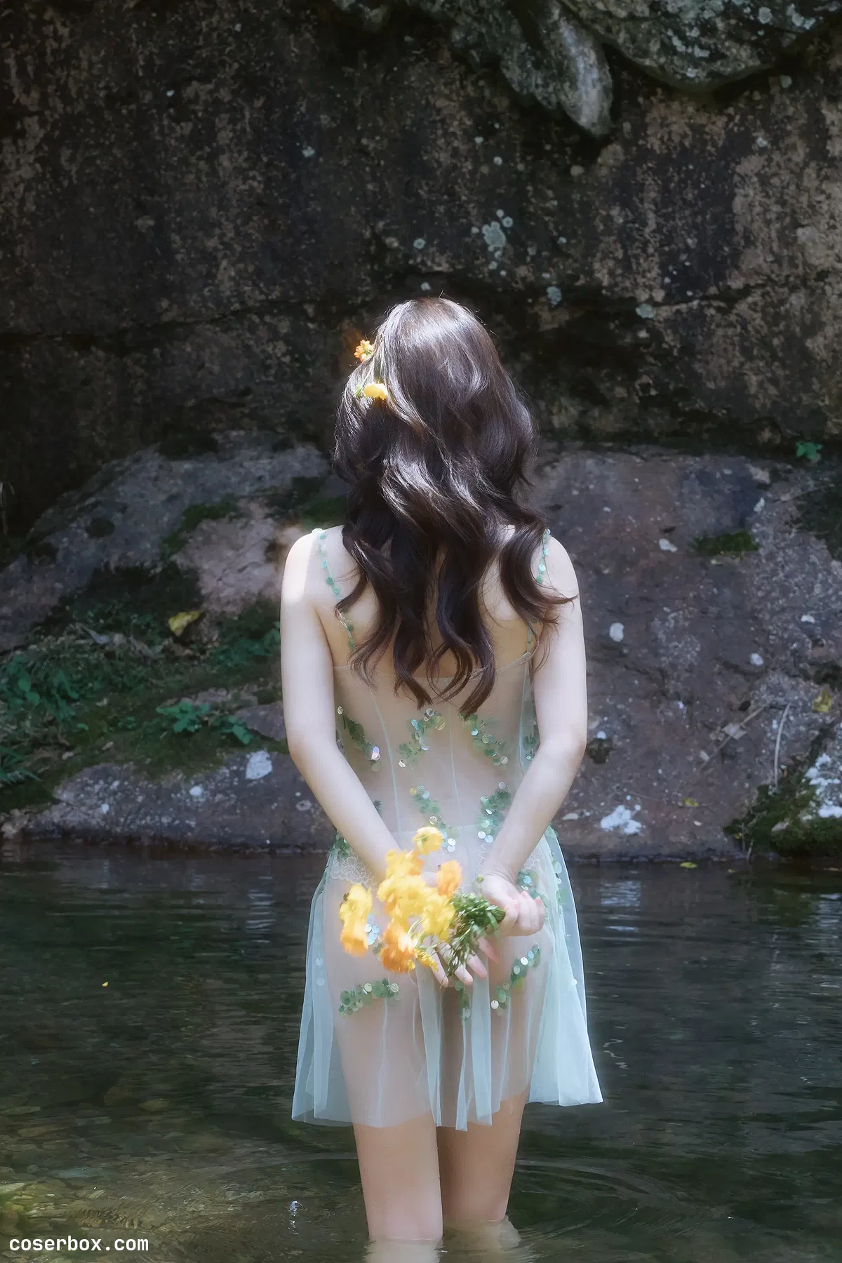 尹甜甜 2025.10.25 内购私拍 户外小溪边 - 2